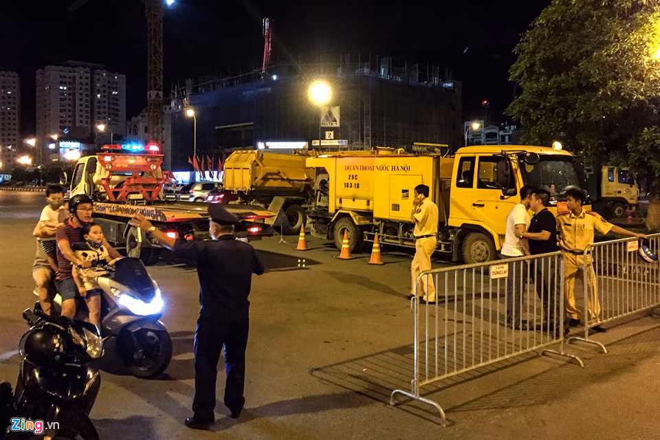 Lực lượng chức năng dựng rào chắn và cấm các hoạt động kinh doanh khu vực vườn hoa Lạc Long Quân (đường Vệ Hồ và Nguyễn Hoàng Tôn) để công nhân làm việc.