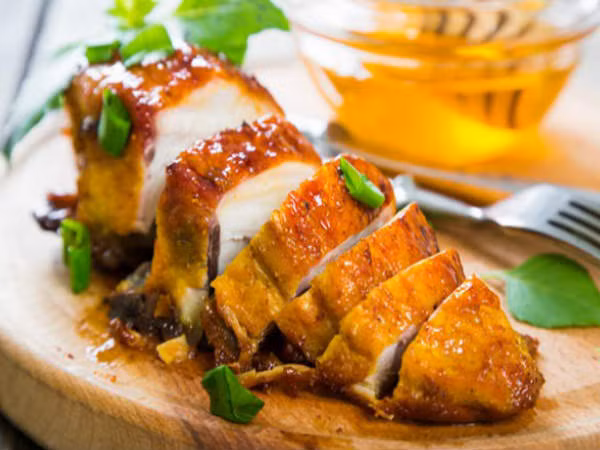 Ức gà bỏ da có thể dùng chế biến nhiều món như nướng hay làm gà xé trộn salad. Cứ 100 gram ức gà bỏ da chứa tới 18 gram protein, chất này giúp cơ thể xây dựng cơ bắp chắc khỏe.