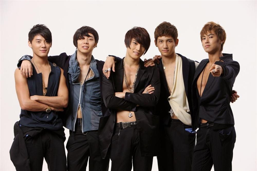 8. TVXQ: Thế nhưng, tất cả những màn kiêng khem "nghĩ đến đã muốn từ bỏ" ở trên vẫn chưa là gì so với TVXQ. Cả 5 thành viên chỉ được uống nước lọc cầm hơi ở thời điểm trước khi debut để có hình ảnh đẹp nhất. Giảm cân kiểu này rất hại cho sức khỏe.