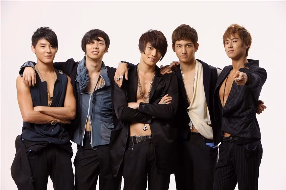 8. TVXQ: Thế nhưng, tất cả những màn kiêng khem "nghĩ đến đã muốn từ bỏ" ở trên vẫn chưa là gì so với TVXQ. Cả 5 thành viên chỉ được uống nước lọc cầm hơi ở thời điểm trước khi debut để có hình ảnh đẹp nhất. Giảm cân kiểu này rất hại cho sức khỏe.