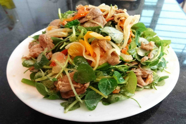 Rau càng cua mọc nhiều ở đất ruộng ẩm ướt. Hoạt chất chiết từ rau càng cua có tác dụng chống viêm, giảm đau nhức, kháng khuẩn, kháng nấm rộng. Rau càng cua còn làm thuốc chữa đau bụng, áp xe, mụn, bỏng nước, gout, thấp khớp... 