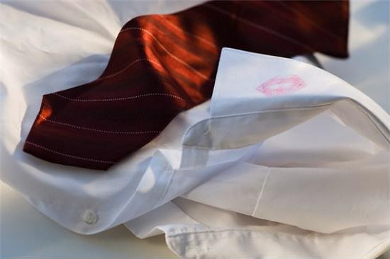 Vết son trên áo tôi, chút đổi thay trong lòng dạ tôi đã bắt đầu cho những khổ đau cả đời của tôi sau này… - Ảnh minh họa: Internet.