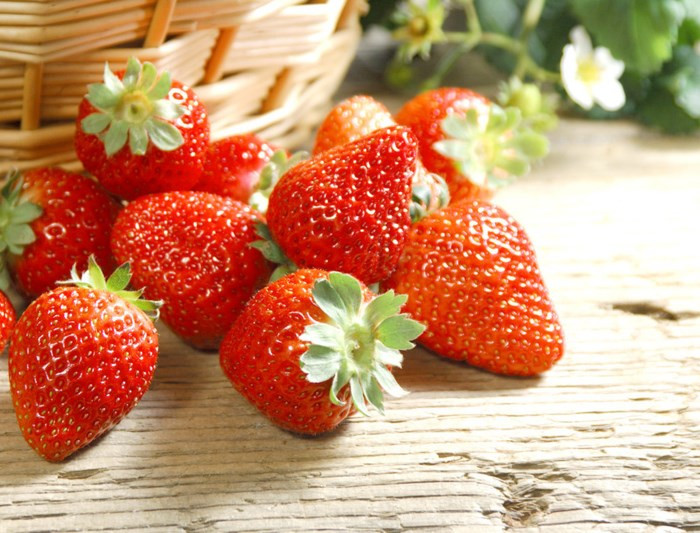 Ăn dâu tây có tác dụng tiêu diệt vi khuẩn gây mùi trong miệng nhanh chóng.