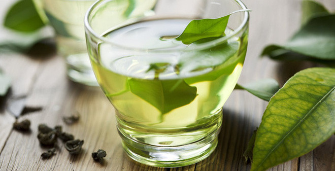 Uống trà xanh tạm thời giảm hơi thở hôi do tác dụng khử mùi và kháng khuẩn. Điều này có thể là do sự hiện diện của polyphenol trong trà xanh giúp ngăn chặn hơi thở hôi.