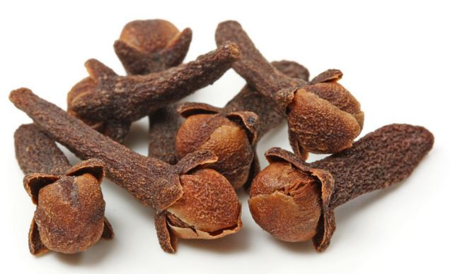 Nhai đinh hương, hạt thì là, và thảo quả chính là cách làm mới hơi thở tự nhiên.