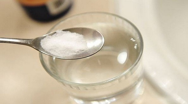 Súc miệng bằng nước muối ấm là một cách tuyệt vời để ngăn ngừa sự tích tụ các vi khuẩn truyền nhiễm trong cổ họng và miệng.