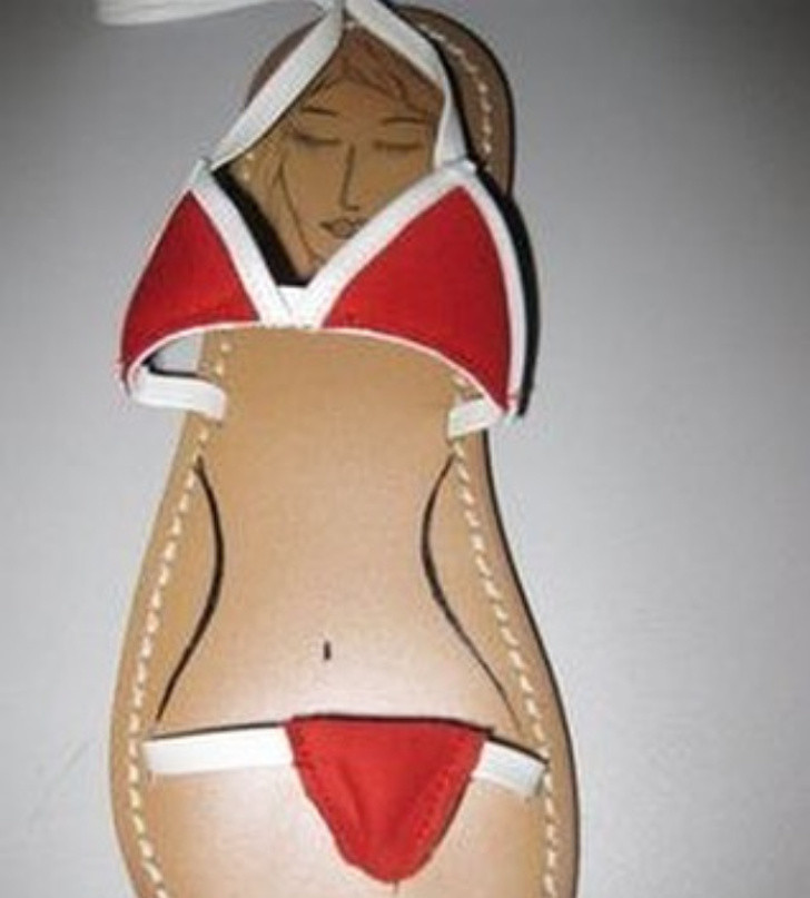Đôi dép xỏ ngón phản cảm.