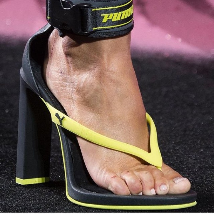 Thêm một kiểu dép cao gót lạ đời.