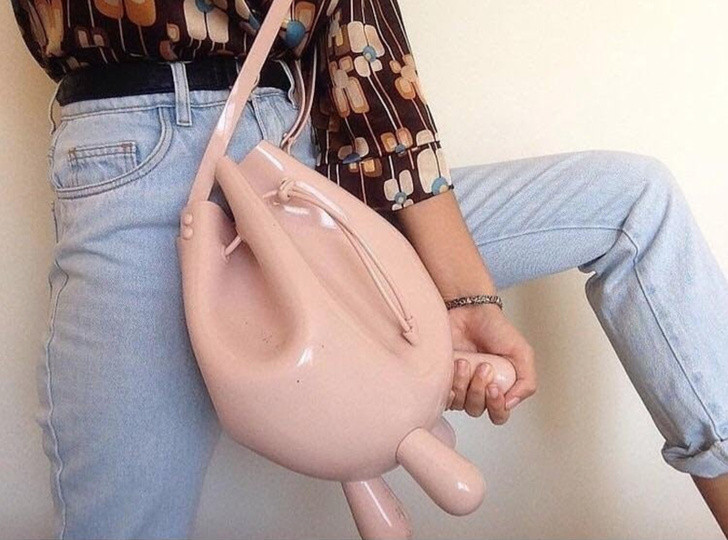 Có vẻ như chiếc túi này đang mô phỏng những bầu sữa của con bò.