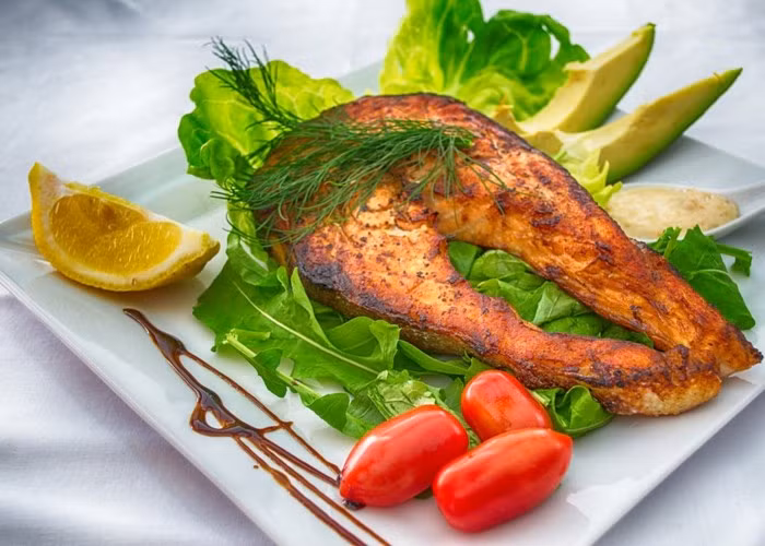 6. Hải sản: Cá, hải sản có vỏ và trai không nên để qua đêm nếu đã được hấp hoặc nướng. Vì qua ngày hôm sau, cá và các loại hải sản khác có xu hướng giảm protein và gây hỏng gan, thận.