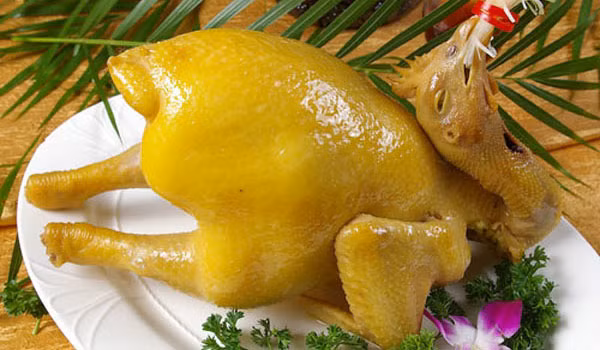 Mâm cỗ cúng giao thừa thường không thể thiếu xôi gấc và gà trống luộc vàng óng với ý nghĩa khởi đầu một năm may mắn, nhiều tài lộc.