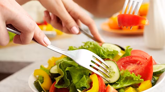 Ăn uống đúng bữa, nhai kĩ trước khi nuốt để tránh cho dạ dày phải làm việc nhiều. Bổ sung thêm nhiều rau xanh vào khẩu phần ăn hàng ngày, giảm bớt thịt và các thức ăn giàu chất đạm...