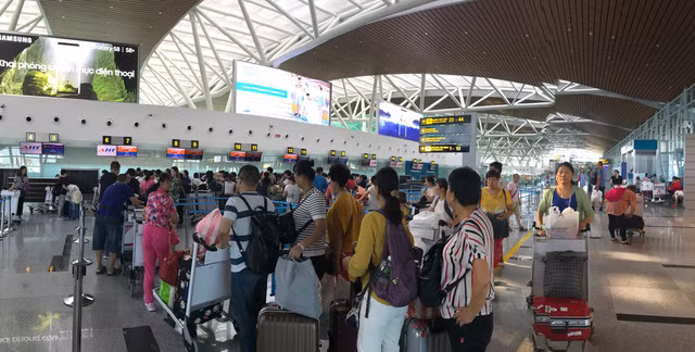 Cam bay 12 thang khach nem dien thoai vao nhan vien hang khong