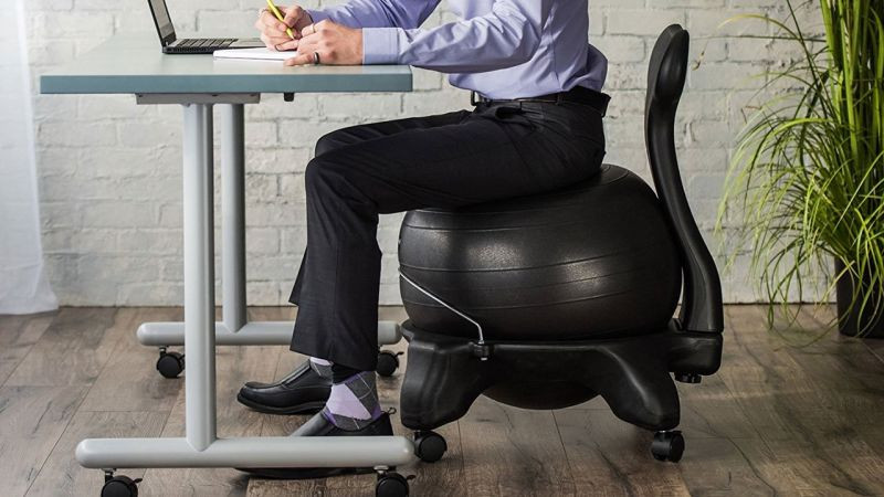 Ghế ngồi hình quả bóng giúp các cơ bụng và lưng của bạn ngồi đúng tư thế và nhờ đó, giảm đau lưng.