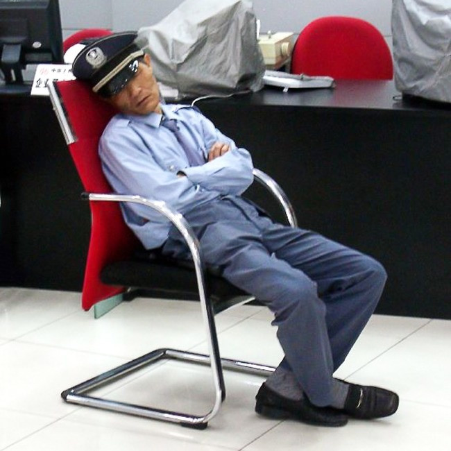 Ghế ngủ trưa tại phòng làm việc giúp nhân viên nghỉ ngơi thoải mái để tiếp tục công việc.