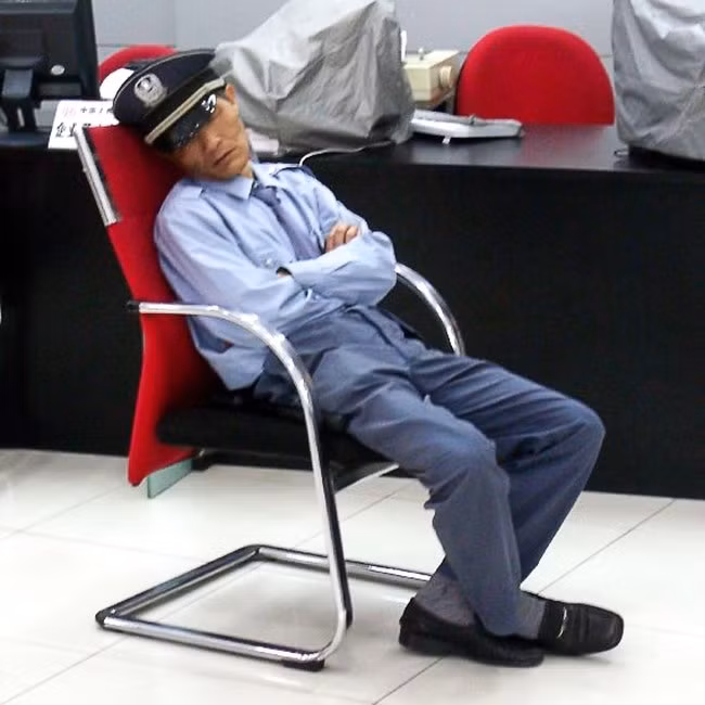 Ghế ngủ trưa tại phòng làm việc giúp nhân viên nghỉ ngơi thoải mái để tiếp tục công việc.