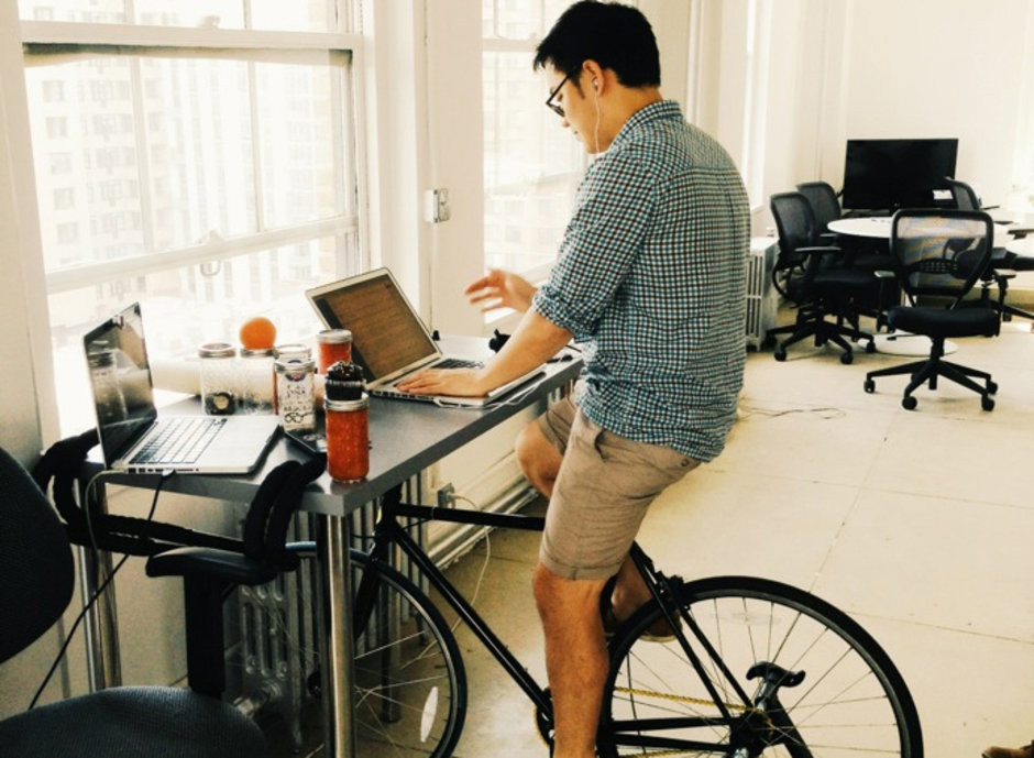 Bàn đạp xe là một món đồ dùng văn phòng kỳ quặc giúp bạn tăng cường sức khỏe ngay tại chỗ làm. Khi cảm thấy mệt mỏi, bạn chỉ việc ngồi trên ghế đạp xe.