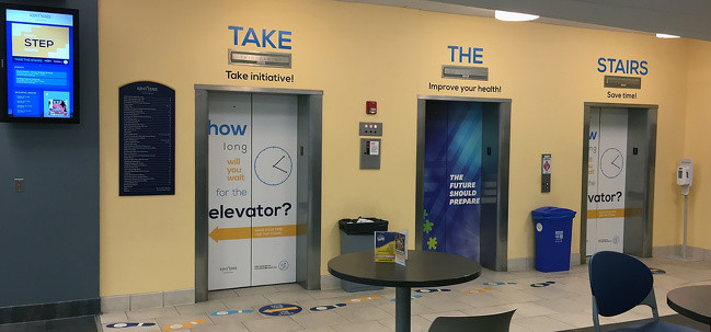 Chúng ta đều biết rằng đi cầu thang bộ là tốt hơn so với sử dụng thang máy. Văn phòng làm việc có thể sáng tạo và nhắc nhở mọi người đi theo con đường lành mạnh hơn.