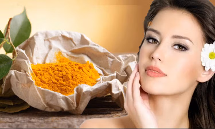 Bạn có thể dưỡng sáng môi bằng bột nghệ. Để làm mặt nạ tinh bột nghệ trị thâm, bạn cần trộn đều ½ thìa cà phê tinh bột nghệ với nước cốt chanh. Thoa hỗn hợp lên môi, thư giãn tầm 10-15 phút rồi rửa sạch với nước ấm.