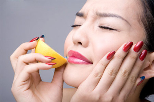 Chanh giúp bạn nhanh lấy lại sắc môi hồng quyến rũ. Vắt một trái chanh lấy nước và thoa đều trên môi trước khi ngủ, thực hiện mỗi ngày từ 1 - 2 tháng bạn sẽ thấy đôi môi thâm xỉn tươi sắc hơn hẳn.