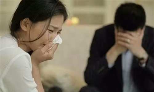 Chong ngay ngay nhan tin nguoi tinh cu vi ly do bat kha khang-Hinh-2