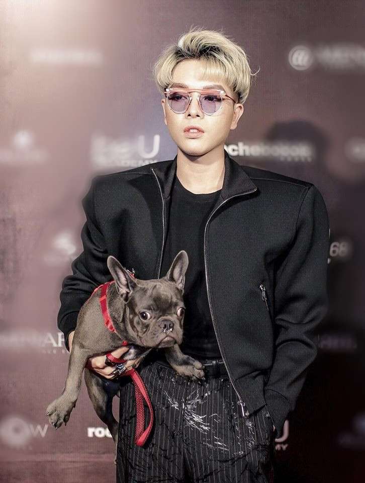 Đức Phúc và chú chó của Hoà Minzy tại một sự kiện thời trang.