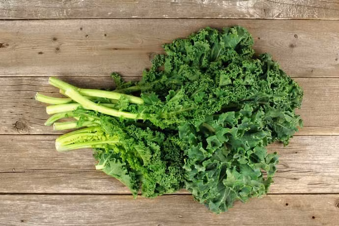 Rau bina và cải xoăn: Các loại rau lá xanh như rau bina và cải xoăn chứa nhiều vitamin rất tốt cho da, bao gồm vitamin A, C, và E. Vitamin A giúp kiểm soát quá trình sản xuất bã nhờn, vitamin C tăng cường collagen và vitamin E bảo vệ da khỏi các tác nhân oxy hóa.