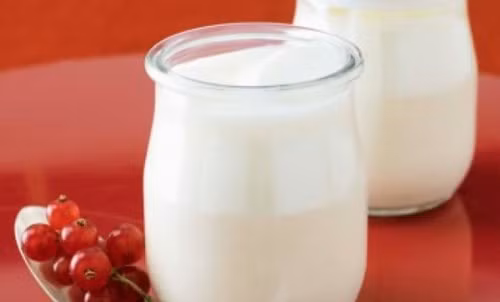 Sữa chua cung cấp probiotic giúp trẻ hóa làn da, đồng thời giúp giảm đỏ, kích ứng và ngăn ngừa mụn trứng cá. Axit lactic trong sữa chua có tác dụng chống lão hóa và tẩy tế bào chết, làm giảm nếp nhăn và giúp da mặt căng mịn, khỏe mạnh.