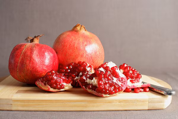 Quả lựu rất giàu vitamin C tốt cho da. Ngoài ra, quả lựu còn chứa punicalagin có tác dụng làm tăng khả năng bảo tồn collagen của cơ thể, giúp làn da tươi trẻ và khỏe mạnh.