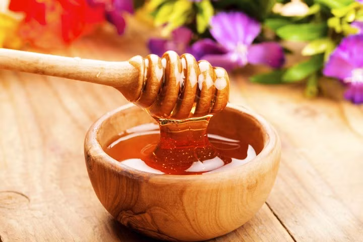 Mật ong là một chất kháng khuẩn, chất chống oxy hóa và chất giữ ẩm tự nhiên, vì vậy nó mang lại rất nhiều lợi ích cho da.
