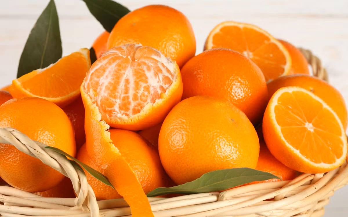 Cam chứa nhiều vitamin C và nước, giúp ngăn ngừa mụn và dưỡng ẩm cho da cũng như các tế bào trong cơ thể. Ăn cam sẽ cung cấp cho cơ thể vitamin C, tạo collagen và giữ cho làn da mịn màng, ngăn ngừa nếp nhăn. 