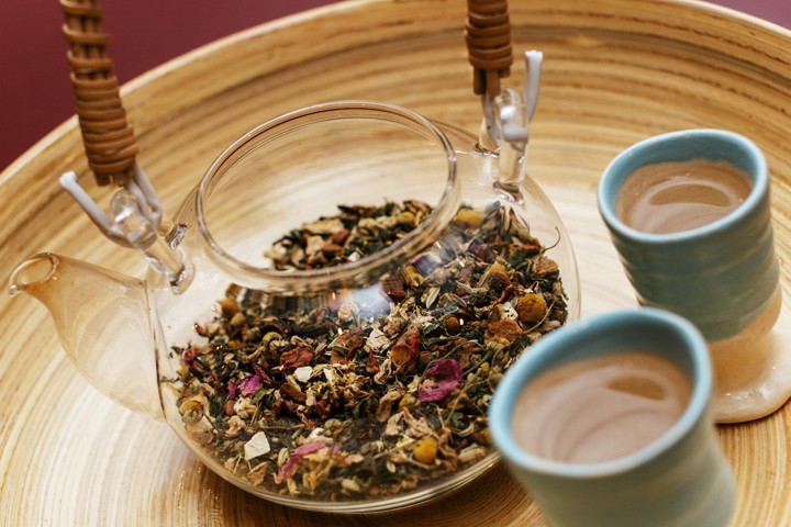 Trà lạc tiên giúp giảm lo lắng và cải thiện giấc ngủ. Những người uống trà lạc tiên hàng ngày trong một tuần có chất lượng giấc ngủ tốt hơn, so với những người không uống trà thảo dược này.