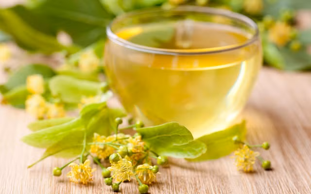 Trà hoa chanh không chỉ chữa chứng mất ngủ, mà còn giảm lo lắng và căng thẳng về động mạch. Uống trà thảo dược này trước khi đi ngủ sẽ tạo ra một giấc ngủ sâu.