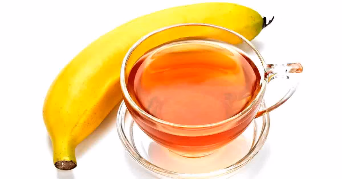 Nghe có vẻ lạ nhưng trà chuối thực sự có thể chữa mất ngủ. Vỏ chuối giàu kali và magiê, chất giúp cải thiện chất lượng giấc ngủ. Uống trà này sẽ giúp thư giãn mạch máu và cơ bắp của bạn.