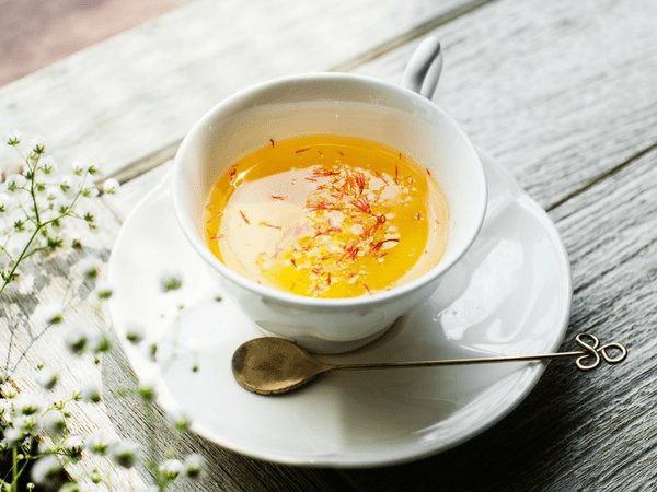 Trà hoa cúc là loại trà thảo mộc chữa mất ngủ rất tốt. Không chỉ chữa mất ngủ, trà hoa cúc còn chữa bệnh trầm cảm và giúp bạn dễ dàng lấy lại bình tĩnh sau thời gian căng thẳng.