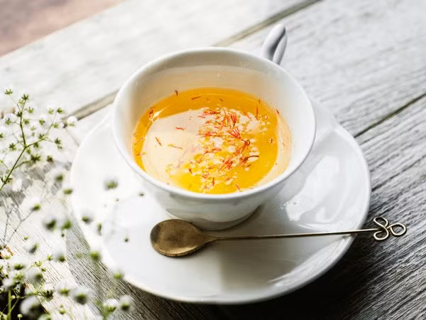 Trà hoa cúc là loại trà thảo mộc chữa mất ngủ rất tốt. Không chỉ chữa mất ngủ, trà hoa cúc còn chữa bệnh trầm cảm và giúp bạn dễ dàng lấy lại bình tĩnh sau thời gian căng thẳng.