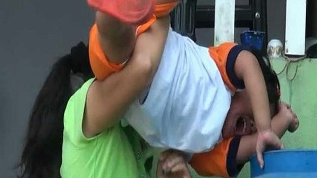 Bảo mẫu dốc đầu trẻ vào thùng nước để "dọa" khi trẻ biếng ăn.