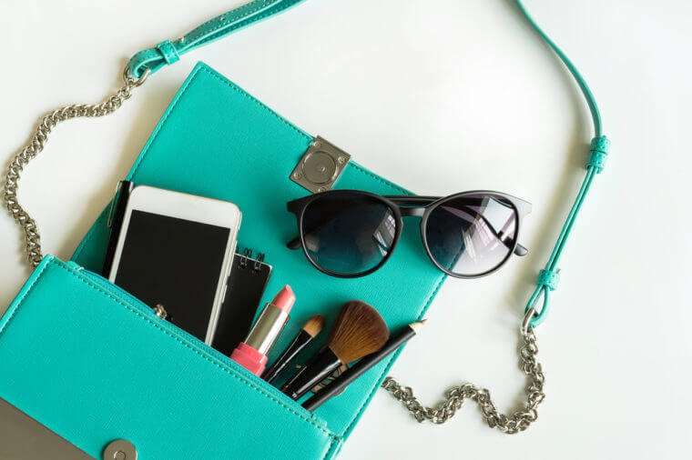 Việc đeo những túi xách cồng kềnh khiến vai mất cân đối và xương sống cong. Thậm chí, nó có thể dẫn đến đau vai và cổ.