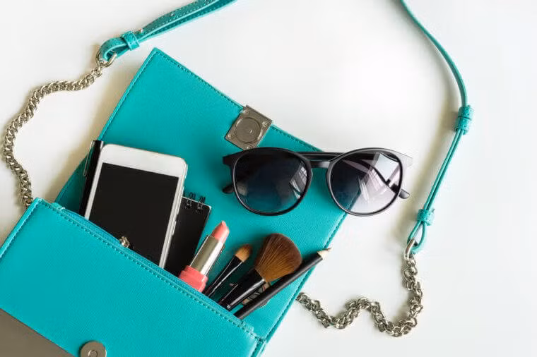 Việc đeo những túi xách cồng kềnh khiến vai mất cân đối và xương sống cong. Thậm chí, nó có thể dẫn đến đau vai và cổ.