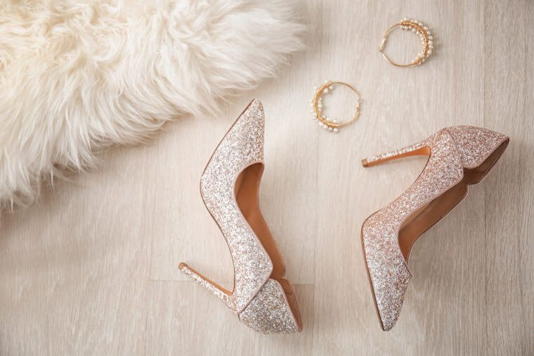 Đeo giày cao gót không chỉ khiến bạn đau chân và còn tổn hại tới sức khỏe. Việc mang giày cao gót thường xuyên trong vài năm có thể gây ra mất cân bằng cơ mắt cá chân, dễ dẫn đến chấn thương.