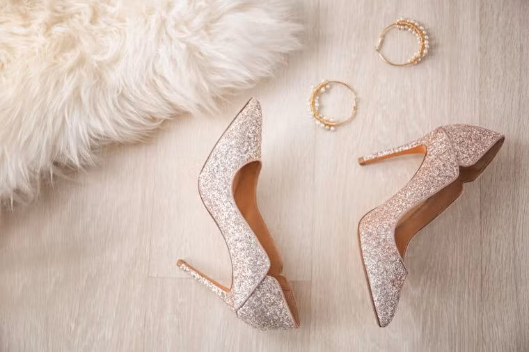 Đeo giày cao gót không chỉ khiến bạn đau chân và còn tổn hại tới sức khỏe. Việc mang giày cao gót thường xuyên trong vài năm có thể gây ra mất cân bằng cơ mắt cá chân, dễ dẫn đến chấn thương.