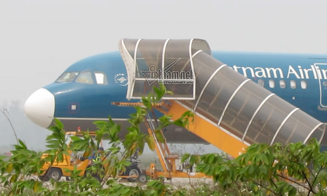 Nam thanh niên đi hết cầu thang di động, chuẩn bị bước vào máy bay thì bị phát hiện không có thẻ lên máy bay nên bị lực lượng an ninh lập biên bản. Ảnh: Bảo An.