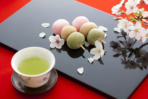 Ngày nay, bánh Dango được kết hợp với các món ăn khác, tạo nên sự hài hòa hấp dẫn.