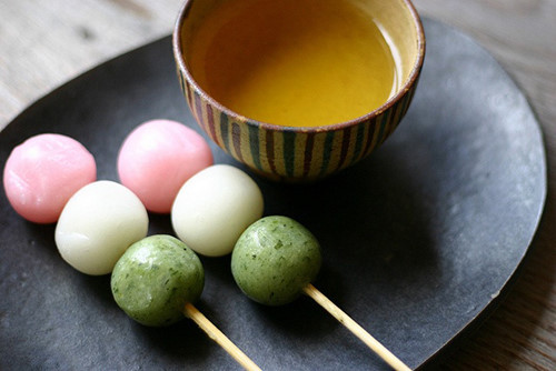 Bocchan dango, đoàn tử 3 màu: một màu làm từ đậu đỏ, một màu làm từ trứng và màu thứ ba từ trà xanh. 