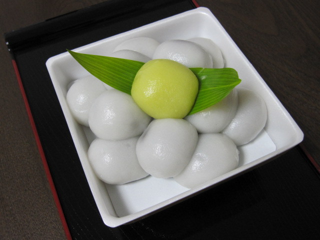 Bánh sau khi làm xong sẽ xếp thành tháp để cúng, rồi sau đó đem nướng sơ cho hơi giòn, quết mật đường lên, ăn kèm với bột đậu nành Kinanko hay đậu đỏ, nhấm nháp với trà xanh.