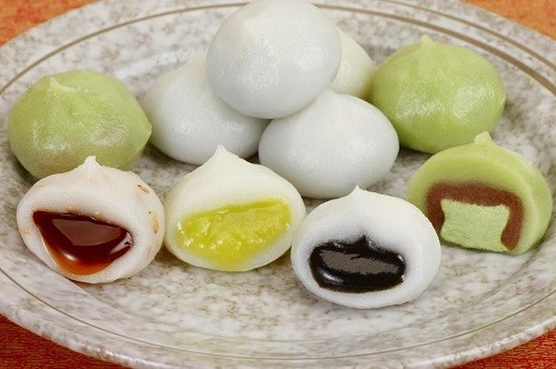 Nguồn gốc của những chiếc bánh trung thu Tsukimi Dango xuất phát từ việc dân gian nhìn thấy một chú thỏ ngọc giã bột làm bánh Tsukimi Dango trên mặt trăng.