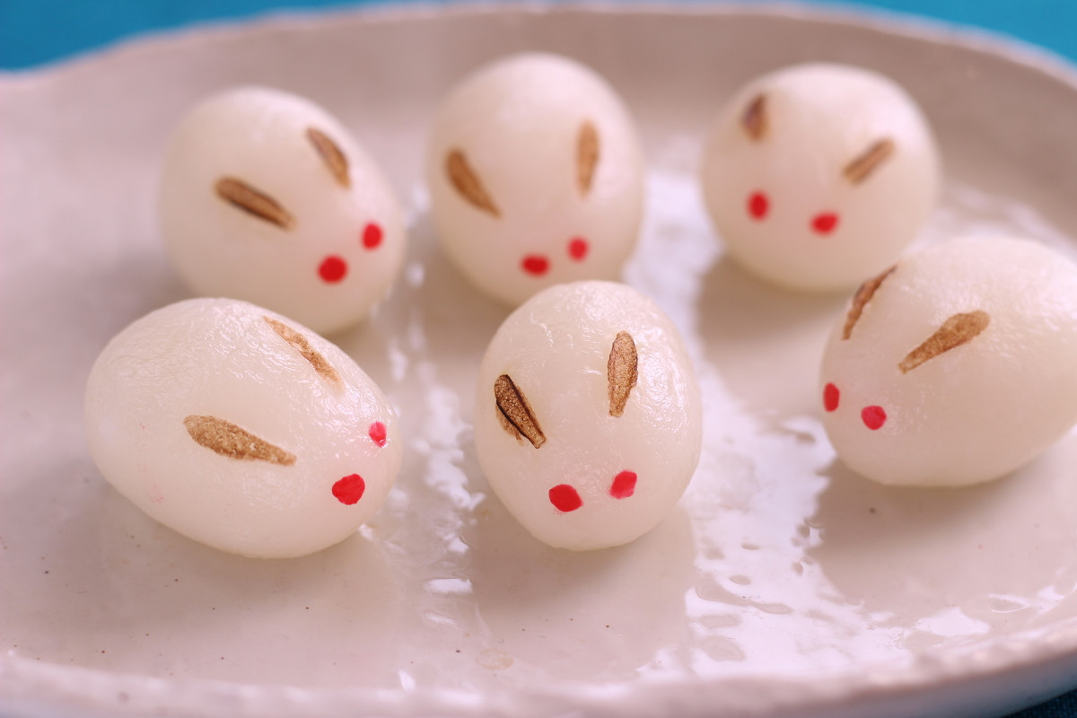 Bánh hình thỏ cũng được làm ra tương tự với cách làm bánh Tsukimi Dango thông thường nhưng được gắn tai, mắt cắt ra từ trái táo hoặc vẽ bằng màu.