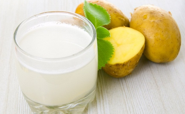 Khoai tây có chất chống oxy hoá giúp làm da sáng hơn. Bạn chỉ cần một củ khoai tây là đã có công thức trắng da.