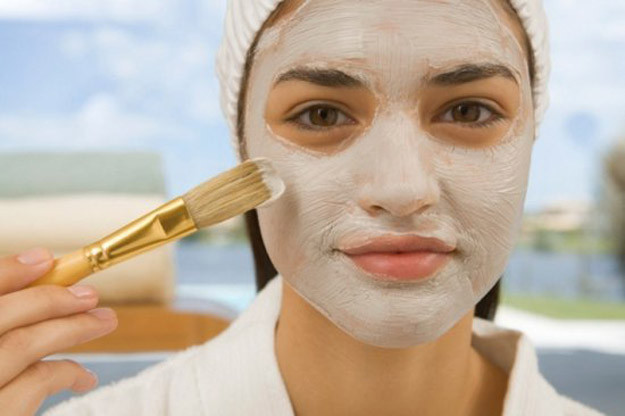 Trộn 2 muỗng canh soda baking soda và nước vào bát. Nhẹ nhàng chà hỗn hợp trên khuôn mặt bạn theo một chuyển động tròn. Sau đó rửa sạch bằng nước. Thực hiện mỗi ngày trong hai tuần và bạn sẽ thấy sự khác biệt. Lưu ý cách này không dành cho những người có làn da bị mụn trứng cá và da nhạy cảm.