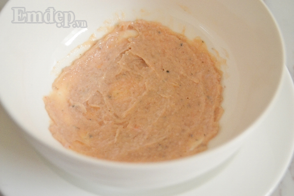 Bước 4: Múc muỗng đầy thịt tôm tán đều ra tô, sau đó chan nước leo đang nóng sôi vào.